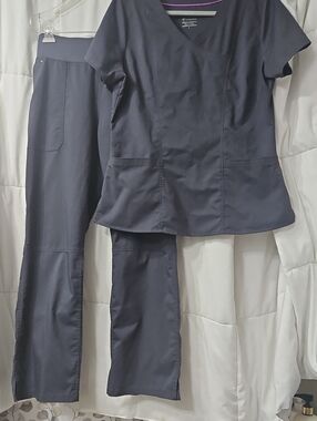 Healing Hands Purple Label Women's V-Neck Scrub Top & Pants Set in Charcoal